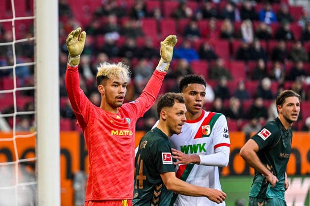 GER, 1. FBL, FC Augsburg vs SV Werder Bremen 20.12.2025, WWK-Arena, Augsburg, GER, 1. FBL, FC Augsburg vs SV Werder Bremen, im Bild Mio Backhaus (Werder Bremen, 30) vor eine Eckball *** GER, 1 FBL, FC Augsburg vs SV Werder Bremen 20 12 2025, WWK Arena, Augsburg, GER, 1 FBL, FC Augsburg vs SV Werder Bremen, in the picture Mio Backhaus Werder Bremen, 30 before a corner kick nordphotoxGmbHx xHafner nph00200