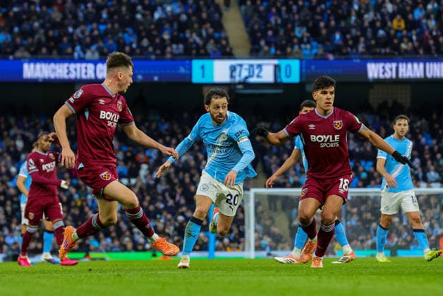 20th December 2025; Etihad Stadium, Manchester, Lancashire, England; Premier League Football, Manchester City versus West Ham United; Bernardo Silva of Manchester City tracked by Mateus Fernandes of West Ham United  RogerxEvans