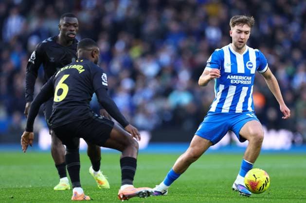 Jack Hinshelwood of Brighton & Hove Albion takes on Lutsharel Geertruida of Sunderland Brighton and Hove Albion v Sunderland, Premier League, Football, American Express Community Stadium, Brighton, UK - 20 Dec 2025Brighton American Express Community Stadi United Kingdom EDITORIAL USE ONLY No use with unauthorised audio, video, data, fixture lists, club league logos or live services. Online in-match use limited to 120 images, no video emulation. No use in betting, games or single club league player publications.  Copyright: xSimonxDael Shutterstockx 16148935u