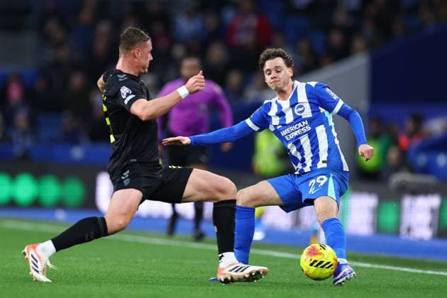 Maxim De Cuyper of Brighton & Hove Albion under pressure from Daniel Ballard of Sunderland Brighton and Hove Albion v Sunderland, Premier League, Football, American Express Community Stadium, Brighton, UK - 20 Dec 2025Brighton American Express Community Stadi United Kingdom EDITORIAL USE ONLY No use with unauthorised audio, video, data, fixture lists, club league logos or live services. Online in-match use limited to 120 images, no video emulation. No use in betting, games or single club league player publications.  Copyright: xSimonxDael Shutterstockx 16148935r