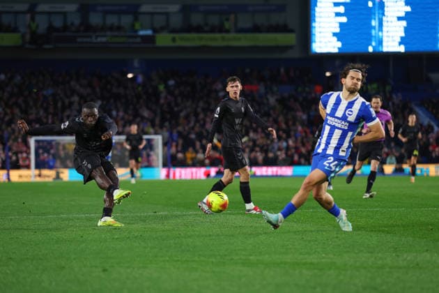Football - 2025 2026 Premier League - Brighton & Hove Albion vs Sunderland - The Amex - Saturday 20th December 2025 Brian Brobbey of Sunderland gets a shot on goal during the Premier League match at the Amex Stadium COLORSPORT Shaun Boggust 