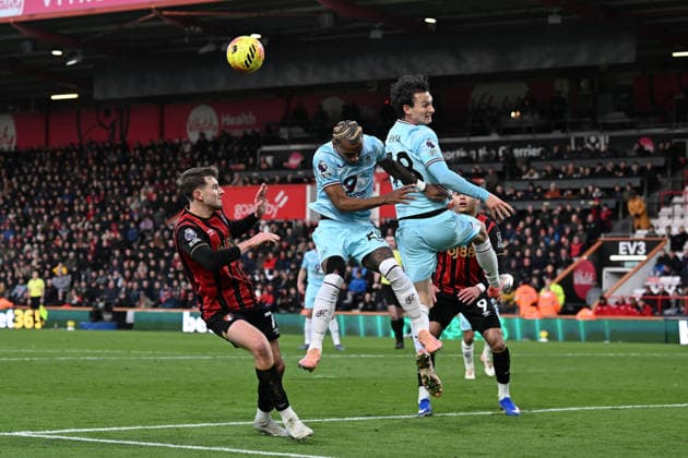 Bournemouth v Burnley, Premier League Lucas Pires (23) of Burnley heads the ball clear as David Brooks (7) of AFC Bournemouth waits for a mistake during the Premier League match between Bournemouth and Burnley at the Vitality Stadium, Bournemouth, UK on 20 December 2025. Bournemouth Vitality Stadium Dorset UK Editorial use only DataCo restrictions apply See www.football-dataco.com , Copyright: xGrahamxHuntx PSI-23457-0080