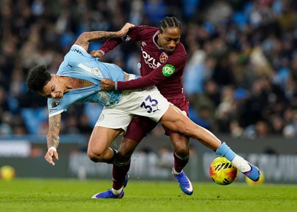 Manchester, England, 20th December 2025. Nico O™Reilly of Manchester City (L) is challenged by Kyle Walker-Peters of West Ham United during the Manchester City vs West Ham United Premier League match at the Etihad Stadium, Manchester. Picture credit should read: Andrew Yates Sportimage EDITORIAL USE ONLY. No use with unauthorised audio, video, data, fixture lists, club league logos or live services. Online in-match use limited to 120 images, no video emulation. No use in betting, games or single club league player publications. SPI_020_AY_MAN_CITY_WEST_HAM SPI-4385-0020
