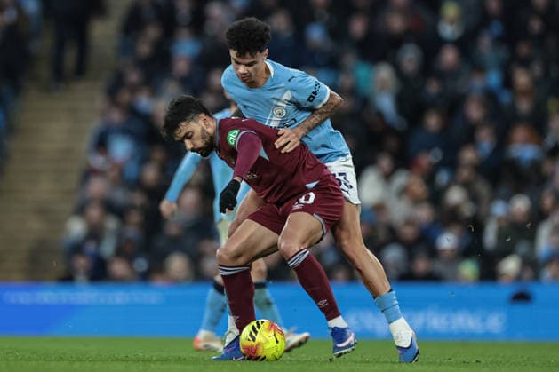Premier League Manchester City v West Ham United Lucas Paqueta of West Ham United and Nico O Reilly of Manchester City battle for the ball during the Premier League match Manchester City vs West Ham United at Etihad Stadium, Manchester, United Kingdom, 20th December 2025 (Photo by Mark Cosgrove News Images) Manchester Etihad Stadium Manchester United, ManU Kingdom Copyright: xMarkxCosgrove NewsxImagesx