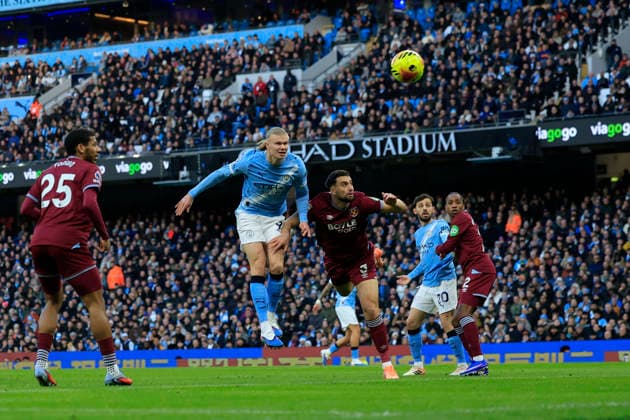 Manchester City v West Ham United Premier League 20 12 2025. Erling Haaland (9) of Manchester City has a header on goal which goes wide during the Premier League match between Manchester City and West Ham United at the Etihad Stadium, Manchester, England on 20 December 2025. Manchester Etihad Stadium Manchester England Editorial use only DataCo restrictions apply See www.football-dataco.com , Copyright: xConorxMolloyx PSI-23451-0036