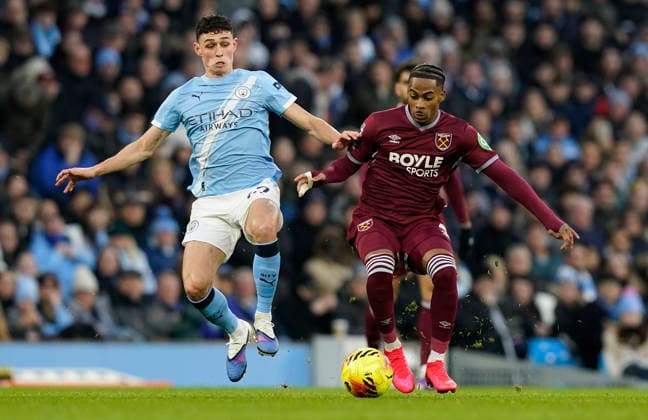 Manchester, England, 20th December 2025. Crysencio Summerville of West Ham United (R) is challenged by Phil Foden of Manchester City during the Manchester City vs West Ham United Premier League match at the Etihad Stadium, Manchester. Picture credit should read: Andrew Yates Sportimage EDITORIAL USE ONLY. No use with unauthorised audio, video, data, fixture lists, club league logos or live services. Online in-match use limited to 120 images, no video emulation. No use in betting, games or single club league player publications. SPI_024_AY_MAN_CITY_WEST_HAM SPI-4385-0024
