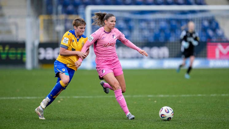 v.li.: Gwendolyn Mummert (Gwen Mummert, Jena, 27), Melissa Kössler (TSG, 25), Zweikampf, Spielszene, Duell, duel, tackle, tackling, Dynamik, Action, Aktion, 20.12.2025, Sinsheim (Hoffenheim) (Deutschland), Fussball, Google Pixel Frauen-Bundesliga, TSG 1899 Hoffenheim - FC Carl Zeiss Jena, DFB DFL REGULATIONS PROHIBIT ANY USE OF PHOTOGRAPHS AS IMAGE SEQUENCES AND OR QUASI-VIDEO.