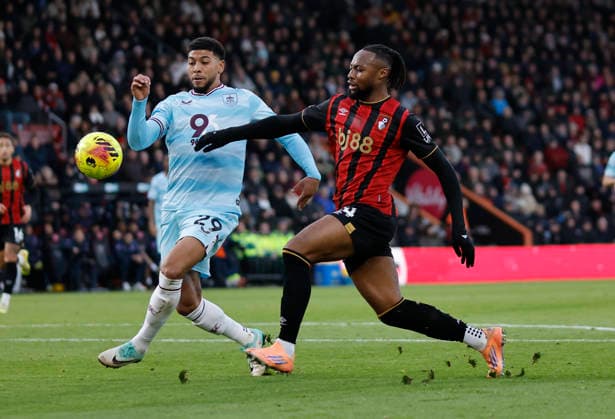 20th December 2025, Bournemouth, Dorset, England; Premier League Football, AFC Bournemouth versus Burnley; Antoine Semenyo of Bournemouth competes with Josh Laurent of Burnley in the box  HongboxChen