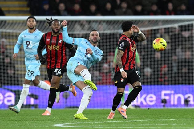 Bournemouth v Burnley, Premier League Kyle Walker (2) of Burnley on the attack during the Premier League match between Bournemouth and Burnley at the Vitality Stadium, Bournemouth, UK on 20 December 2025. Bournemouth Vitality Stadium Dorset UK Editorial use only DataCo restrictions apply See www.football-dataco.com , Copyright: xGrahamxHuntx PSI-23457-0085