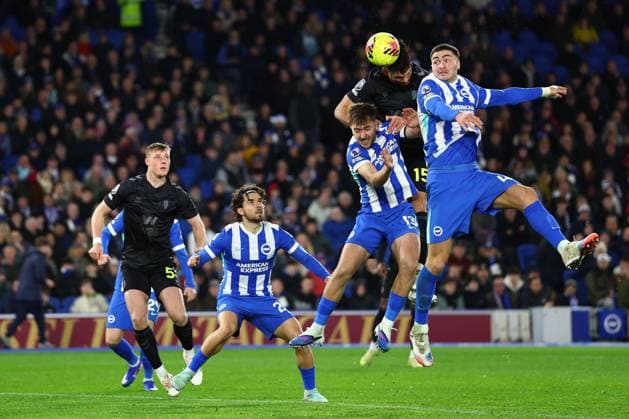 Omar Alderete of Sunderland with a header on goal Brighton and Hove Albion v Sunderland, Premier League, Football, American Express Community Stadium, Brighton, UK - 20 Dec 2025Brighton American Express Community Stadi United Kingdom EDITORIAL USE ONLY No use with unauthorised audio, video, data, fixture lists, club league logos or live services. Online in-match use limited to 120 images, no video emulation. No use in betting, games or single club league player publications.  Copyright: xSimonxDael Shutterstockx 16148935aa
