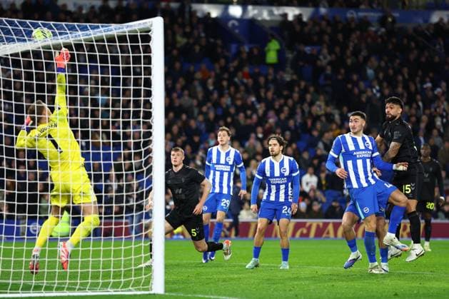 Omar Alderete of Sunderland with a header on goal saved by Bart Verbruggen of Brighton & Hove Albion Brighton and Hove Albion v Sunderland, Premier League, Football, American Express Community Stadium, Brighton, UK - 20 Dec 2025Brighton American Express Community Stadi United Kingdom EDITORIAL USE ONLY No use with unauthorised audio, video, data, fixture lists, club league logos or live services. Online in-match use limited to 120 images, no video emulation. No use in betting, games or single club league player publications.  Copyright: xSimonxDael Shutterstockx 16148935z