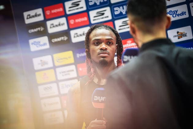 easycredit BBL Basketball Bundesliga 2025 2026 11. Spieltag 20.12.2025 Science City Jena vs BMA365 Bamberg Baskets v.li. bei DYN vor dem Spiel im Interview Cobe Williams (Bamberg) mit Lino Atmowihardjo Sparkassen Arena