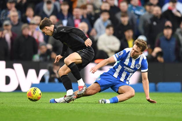 Brighton and Hove Albion v Sunderland, Premier League Jack Hinshelwood Midfielder of Brighton and Hove Albion makes a sliding challenge on Chris Rigg Midfielder of Sunderland during the Premier League match between Brighton and Hove Albion and Sunderland at the American Express Stadium, Brighton and Hove, England on 20 December 2025. Brighton and Hove American Express Stadium East Sussex UK Editorial use only DataCo restrictions apply See www.football-dataco.com , Copyright: xJeffxMoodx PSI-23454-0019