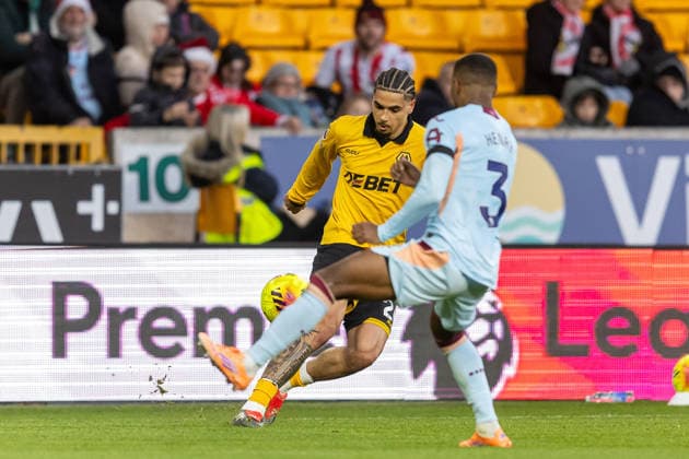 Wolverhampton Wanderers v Brentford Premier League 20 12 2025. Wolverhampton Wanderers defender Ki-Jana Hoever (26) crosses the ball during the Premier League match between Wolverhampton Wanderers and Brentford at Molineux, Wolverhampton, England on 20 December 2025. Wolverhampton Molineux West Midlands England Editorial use only DataCo restrictions apply See www.football-dataco.com , Copyright: xManjitxNarotrax PSI-23446-0022