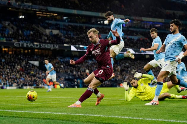 Manchester, England, 20th December 2025. Jarrod Bowen of West Ham United shoots wide during the Manchester City vs West Ham United Premier League match at the Etihad Stadium, Manchester. Picture credit should read: Andrew Yates Sportimage EDITORIAL USE ONLY. No use with unauthorised audio, video, data, fixture lists, club league logos or live services. Online in-match use limited to 120 images, no video emulation. No use in betting, games or single club league player publications. SPI_025_AY_MAN_CITY_WEST_HAM SPI-4385-0025
