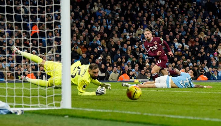 Manchester, England, 20th December 2025. Jarrod Bowen of West Ham United shoots wide during the Manchester City vs West Ham United Premier League match at the Etihad Stadium, Manchester. Picture credit should read: Andrew Yates Sportimage EDITORIAL USE ONLY. No use with unauthorised audio, video, data, fixture lists, club league logos or live services. Online in-match use limited to 120 images, no video emulation. No use in betting, games or single club league player publications. SPI_026_AY_MAN_CITY_WEST_HAM SPI-4385-0026