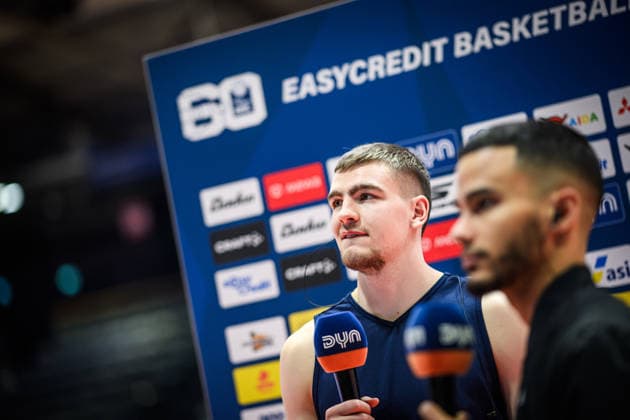 easycredit BBL Basketball Bundesliga 2025 2026 11. Spieltag 20.12.2025 Science City Jena vs BMA365 Bamberg Baskets Lorenz Bank (Jena) im Interview beim DYN vor dem Spiel. Bank hatte seinen Vertrag in Jena vor dem Spiel um 2 Jahre verlängert. Lino Atmowihardjo (rechts) Sparkassen Arena