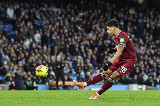 Premier League Manchester City v West Ham United Mateus Fernandes of West Ham United shoots on goal during the Premier League match Manchester City vs West Ham United at Etihad Stadium, Manchester, United Kingdom, 20th December 2025 (Photo by Mark Cosgrove News Images) Manchester Etihad Stadium Manchester United, ManU Kingdom Copyright: xMarkxCosgrove NewsxImagesx