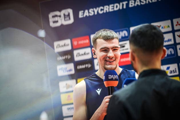 easycredit BBL Basketball Bundesliga 2025 2026 11. Spieltag 20.12.2025 Science City Jena vs BMA365 Bamberg Baskets v.li. Lorenz Bank (Jena) im Interview beim DYN. Bank hatte vor dem Spiel seinen Vertrag um 2 Jahre verlängert Sparkassen Arena