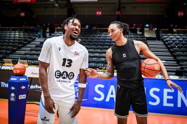 easycredit BBL Basketball Bundesliga 2025 2026 11. Spieltag 20.12.2025 Science City Jena vs BMA365 Bamberg Baskets v.li. im Austausch vor dem Spiel Keith Braxton (Jena) und Austin Crowley (Bamberg) Sparkassen Arena