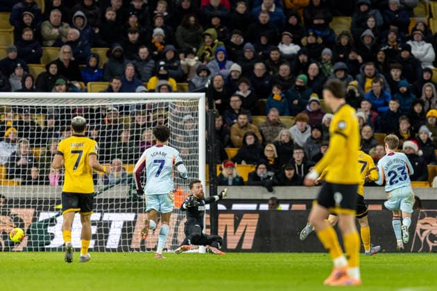 Wolverhampton Wanderers v Brentford Premier League 20 12 2025. GOAL scores 1-0 Brentford forward Keane Lewis-Potter (23) scores past Wolverhampton Wanderers goalkeeper Jose Sa (1) during the Premier League match between Wolverhampton Wanderers and Brentford at Molineux, Wolverhampton, England on 20 December 2025. Wolverhampton Molineux West Midlands England Editorial use only DataCo restrictions apply See www.football-dataco.com , Copyright: xManjitxNarotrax PSI-23446-0029