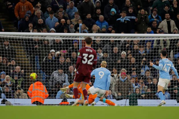 Manchester City v West Ham United Premier League 20 12 2025. Erling Haaland (9) of Manchester City scores to make it 3-0 during the Premier League match between Manchester City and West Ham United at the Etihad Stadium, Manchester, England on 20 December 2025. Manchester Etihad Stadium Manchester England Editorial use only DataCo restrictions apply See www.football-dataco.com , Copyright: xConorxMolloyx PSI-23451-0039