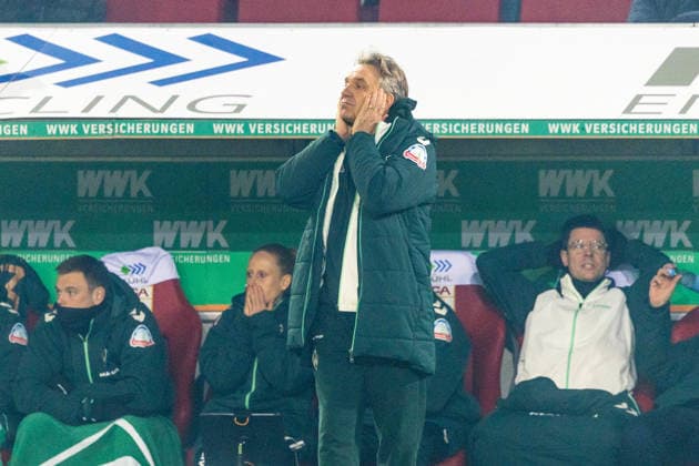 Fassungslos . . . Bremens Trainer Horst STEFFEN. Fussball: Augsburg - Bremen 0:0. Fußball Bundesliga, FC Augsburg - Werder Bremen, 15.Spieltag, Saison 2025-2026, am 20.12.2025 in Augsburg, W W K A R E N A, Deutschland. Quelle Copyright Credit : Oryk HAIST