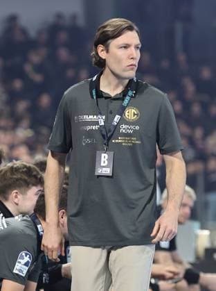 20.12.2025 - Handball - 1. Bundesliga DAIKIN HBL - Saison 2025 2026 - 18. Spieltag: HC Erlangen Metropolregion Nürnberg HCE - MT Melsungen - DaMa - xdaxmax - Johannes Sellin ( Trainer HC Erlangen HCE ) nachdenklich