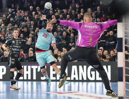 20.12.2025 - Handball - 1. Bundesliga DAIKIN HBL - Saison 2025 2026 - 18. Spieltag: HC Erlangen Metropolregion Nürnberg HCE - MT Melsungen - DaMa - xdaxmax - Olle Forsell Schefvert (25, MT Melsungen ) Dario Quenstedt (1, HC Erlangen HCE )