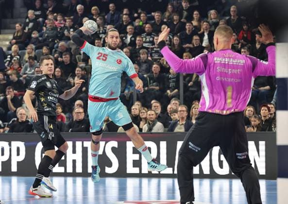 20.12.2025 - Handball - 1. Bundesliga DAIKIN HBL - Saison 2025 2026 - 18. Spieltag: HC Erlangen Metropolregion Nürnberg HCE - MT Melsungen - DaMa - xdaxmax - Olle Forsell Schefvert (25, MT Melsungen ) Dario Quenstedt (1, HC Erlangen HCE )