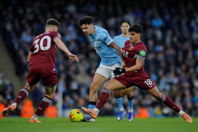 Manchester City v West Ham United Premier League 20 12 2025. Mateus Fernandes (18) of West Ham United and Nico O Reilly (33) of Manchester City challenge for the ball during the Premier League match between Manchester City and West Ham United at the Etihad Stadium, Manchester, England on 20 December 2025. Manchester Etihad Stadium Manchester England Editorial use only DataCo restrictions apply See www.football-dataco.com , Copyright: xConorxMolloyx PSI-23451-0051