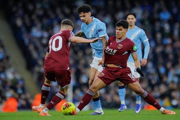 Manchester City v West Ham United Premier League 20 12 2025. Mateus Fernandes (18) of West Ham United and Nico O Reilly (33) of Manchester City challenge for the ball during the Premier League match between Manchester City and West Ham United at the Etihad Stadium, Manchester, England on 20 December 2025. Manchester Etihad Stadium Manchester England Editorial use only DataCo restrictions apply See www.football-dataco.com , Copyright: xConorxMolloyx PSI-23451-0052