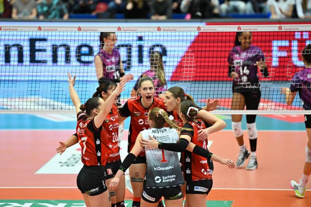 Die Mannschaft vom Dresdner SC um Mette Pfeffer (Dresdner SC, 12) jubelt -Dresdner SC vs. Schwarz-Weiß Erfurt, 1. Volleyball Bundesliga Damen, Spielzeit 2025 2026, 20.12.2025 Dresdner SC vs. Schwarz-Weiß Erfurt, 1. Volleyball Bundesliga Damen, Spielzeit 2025 2026, 20.12.2025 Dresden Copyright: xEibner-Pressefoto xHoepnerx EP_PHR