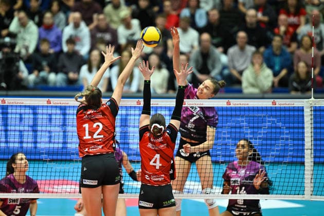 Mette Pfeffer (Dresdner SC, 12) Emma Grome (Dresdner SC, 4) Dresdner SC vs. Schwarz-Weiß Erfurt, 1. Volleyball Bundesliga Damen, Spielzeit 2025 2026, 20.12.2025 Dresdner SC vs. Schwarz-Weiß Erfurt, 1. Volleyball Bundesliga Damen, Spielzeit 2025 2026, 20.12.2025 Dresden Copyright: xEibner-Pressefoto xHoepnerx EP_PHR