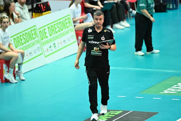 Alexander Waibl (Cheftrainer Dresdner SC) Dresdner SC vs. Schwarz-Weiß Erfurt, 1. Volleyball Bundesliga Damen, Spielzeit 2025 2026, 20.12.2025 Dresdner SC vs. Schwarz-Weiß Erfurt, 1. Volleyball Bundesliga Damen, Spielzeit 2025 2026, 20.12.2025 Dresden Copyright: xEibner-Pressefoto xHoepnerx EP_PHR