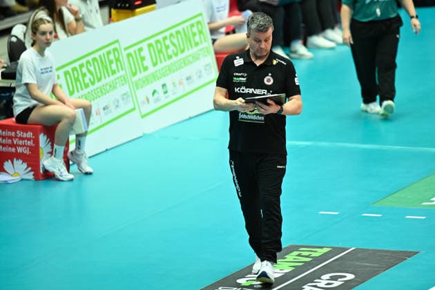 Alexander Waibl (Cheftrainer Dresdner SC) Dresdner SC vs. Schwarz-Weiß Erfurt, 1. Volleyball Bundesliga Damen, Spielzeit 2025 2026, 20.12.2025 Dresdner SC vs. Schwarz-Weiß Erfurt, 1. Volleyball Bundesliga Damen, Spielzeit 2025 2026, 20.12.2025 Dresden Copyright: xEibner-Pressefoto xHoepnerx EP_PHR