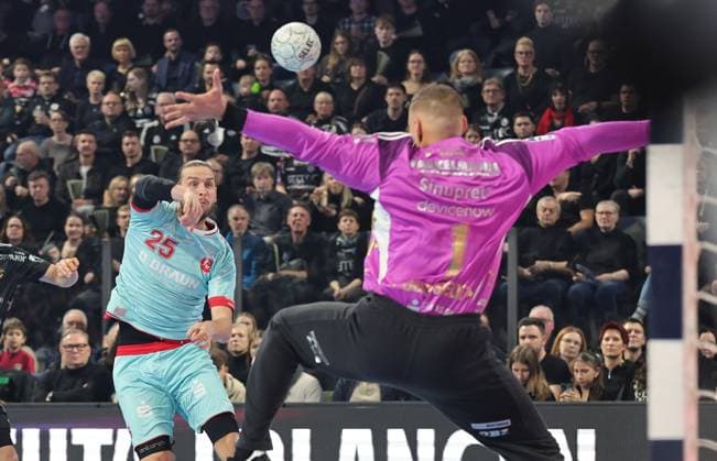 20.12.2025 - Handball - 1. Bundesliga DAIKIN HBL - Saison 2025 2026 - 18. Spieltag: HC Erlangen Metropolregion Nürnberg HCE - MT Melsungen - DaMa - xdaxmax - Olle Forsell Schefvert (25, MT Melsungen ) Dario Quenstedt (1, HC Erlangen HCE )