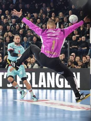 20.12.2025 - Handball - 1. Bundesliga DAIKIN HBL - Saison 2025 2026 - 18. Spieltag: HC Erlangen Metropolregion Nürnberg HCE - MT Melsungen - DaMa - xdaxmax - Olle Forsell Schefvert (25, MT Melsungen ) Dario Quenstedt (1, HC Erlangen HCE )