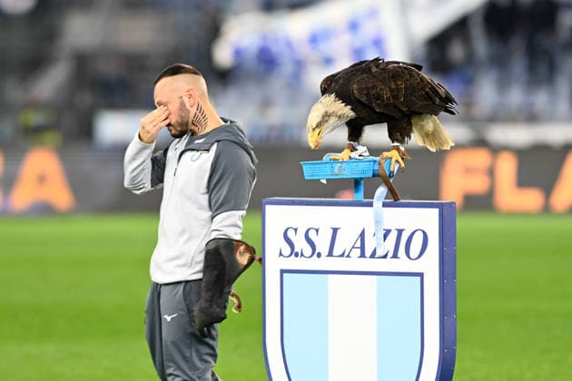 Foto IPP Cavaliere Emiliano. Roma 20 12 2025. Calcio Campionato Serie A 2025-2026. Lazio - Cremonese. Nella foto: il nuovo falconiere Giacomo Garruto commosso con Flaminia la nuova aquila simbolo della societa club della Lazio. Italy Photo Press - World Copyright italy ITALY  Copyright: xR4924_italyphotopressx