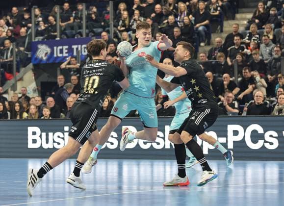20.12.2025 - Handball - 1. Bundesliga DAIKIN HBL - Saison 2025 2026 - 18. Spieltag: HC Erlangen Metropolregion Nürnberg HCE - MT Melsungen - DaMa - xdaxmax - Florian Scheerer (10, HC Erlangen HCE ) Reynir Thor Stefansson (19, MT Melsungen ) Christoph Steinert ( 44, HC Erlangen HCE )