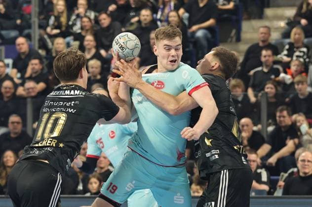 20.12.2025 - Handball - 1. Bundesliga DAIKIN HBL - Saison 2025 2026 - 18. Spieltag: HC Erlangen Metropolregion Nürnberg HCE - MT Melsungen - DaMa - xdaxmax - Florian Scheerer (10, HC Erlangen HCE ) Reynir Thor Stefansson (19, MT Melsungen ) Christoph Steinert ( 44, HC Erlangen HCE )