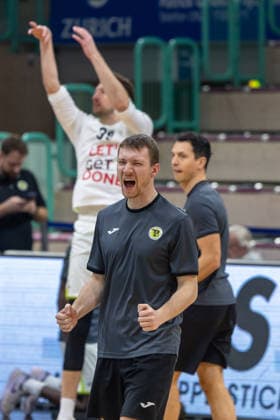 Nils Scheller (BBC Bayreuth, Assistant Coach), im Hintergrund beim Aufwaermen Willem Brandwijk (BBC Bayreuth, 39) Neuverpflichtung und Lukas Hofer (BBC Bayreuth, Assistant Coach) GER, BBC Bayreuth vs. Tigers Tuebingen, Basketball, BARMER 2. Bundesliga Bundesliga, Pro A, Saison 2025 2026, 13. Spieltag, 20.12.2025 GER, BBC Bayreuth vs. Tigers Tuebingen, Basketball, BARMER 2. Bundesliga Bundesliga, Pro A, Saison 2025 2026, 13. Spieltag, 20.12.2025 Bayreuth Copyright: xEibner-Pressefoto ArdanxFuessmanx EP_AFN