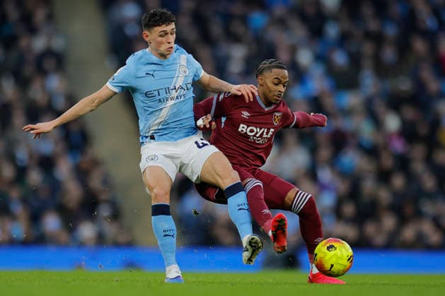 Manchester City v West Ham United Premier League 20 12 2025. Crysencio Summerville (7) of West Ham United and Phil Foden (47) of Manchester City challenge for the ball during the Premier League match between Manchester City and West Ham United at the Etihad Stadium, Manchester, England on 20 December 2025. Manchester Etihad Stadium Manchester England Editorial use only DataCo restrictions apply See www.football-dataco.com , Copyright: xConorxMolloyx PSI-23451-0055