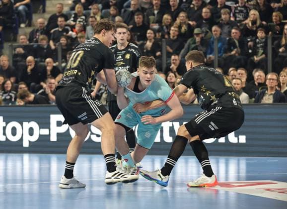 20.12.2025 - Handball - 1. Bundesliga DAIKIN HBL - Saison 2025 2026 - 18. Spieltag: HC Erlangen Metropolregion Nürnberg HCE - MT Melsungen - DaMa - xdaxmax - Florian Scheerer (10, HC Erlangen HCE ) Reynir Thor Stefansson (19, MT Melsungen ) Christoph Steinert ( 44, HC Erlangen HCE )