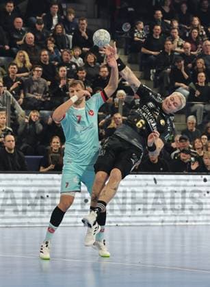 20.12.2025 - Handball - 1. Bundesliga DAIKIN HBL - Saison 2025 2026 - 18. Spieltag: HC Erlangen Metropolregion Nürnberg HCE - MT Melsungen - DaMa - xdaxmax - David Mandic (7, MT Melsungen ) Marek Nissen (6, HC Erlangen HCE )