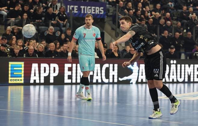 20.12.2025 - Handball - 1. Bundesliga DAIKIN HBL - Saison 2025 2026 - 18. Spieltag: HC Erlangen Metropolregion Nürnberg HCE - MT Melsungen - DaMa - xdaxmax - Viggo Kristjansson (73, HC Erlangen HCE )