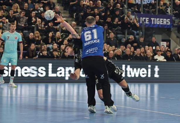 20.12.2025 - Handball - 1. Bundesliga DAIKIN HBL - Saison 2025 2026 - 18. Spieltag: HC Erlangen Metropolregion Nürnberg HCE - MT Melsungen - DaMa - xdaxmax - Laszlo Bartucz (61, MT Melsungen ) Viggo Kristjansson (73, HC Erlangen HCE )