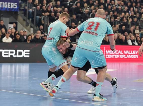 20.12.2025 - Handball - 1. Bundesliga DAIKIN HBL - Saison 2025 2026 - 18. Spieltag: HC Erlangen Metropolregion Nürnberg HCE - MT Melsungen - DaMa - xdaxmax - David Mandic (7, MT Melsungen ) Maciej Gebala (77, HC Erlangen HCE ) Arnar Freyr Arnarsson (21, MT Melsungen )