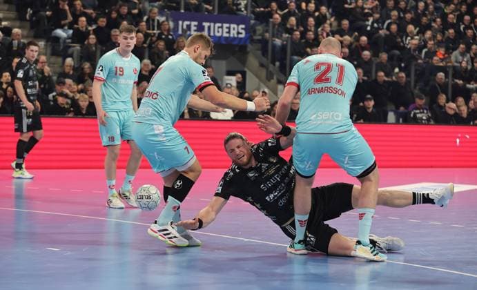 20.12.2025 - Handball - 1. Bundesliga DAIKIN HBL - Saison 2025 2026 - 18. Spieltag: HC Erlangen Metropolregion Nürnberg HCE - MT Melsungen - DaMa - xdaxmax - David Mandic (7, MT Melsungen ) Maciej Gebala (77, HC Erlangen HCE ) Arnar Freyr Arnarsson (21, MT Melsungen )