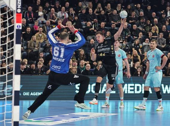 20.12.2025 - Handball - 1. Bundesliga DAIKIN HBL - Saison 2025 2026 - 18. Spieltag: HC Erlangen Metropolregion Nürnberg HCE - MT Melsungen - DaMa - xdaxmax - Laszlo Bartucz (61, MT Melsungen ) Christoph Steinert ( 44, HC Erlangen HCE )